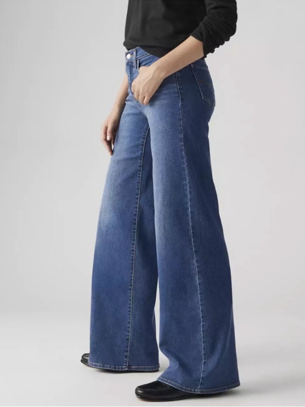 Levi’s Women’s 318 Shaping Wide Leg Jeans. Size 32.